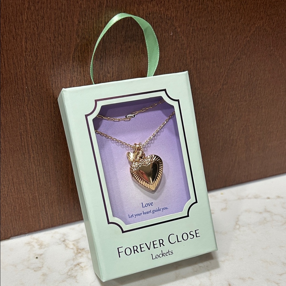 ❤️Forever Close❤️ Gold Heart Locket - Picture 3 of 4